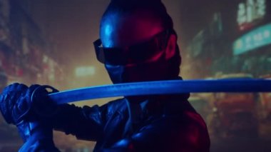 Maskeli ve katanalı siber-punk ninja kız. Asya şehrinin arka planında güzel bir kadın samuray..
