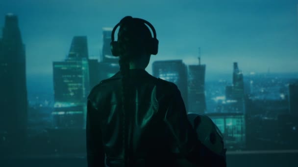 Retrato Chica Cyberpunk Gafas Auriculares Hermosa Joven Fondo Rascacielos Ciudad — Vídeos de Stock