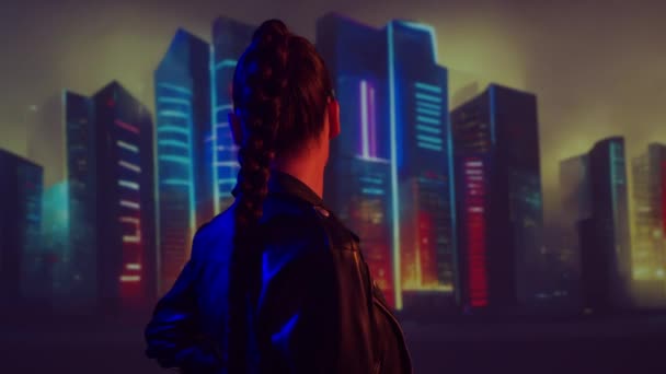 Retrato Chica Cyberpunk Hermosa Joven Fondo Rascacielos Ciudad Concepto Futurista — Vídeo de stock