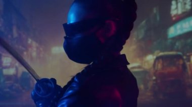 Maskeli ve katanalı siber-punk ninja kız. Asya şehrinin arka planında güzel bir kadın samuray..