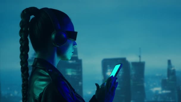 Retrato Chica Cyberpunk Con Smartphone Gafas Auriculares Hermosa Joven Fondo — Vídeos de Stock
