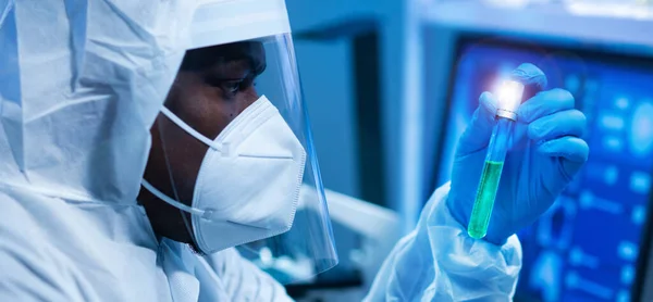 身穿防护服的非洲裔美国专业医生正在一个现代实验室进行科学实验和疫苗研发 实验室助理工作 科学和医学的概念 — 图库照片