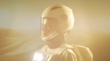 Uzay giysisi giymiş bir kadın astronot başka bir gezegeni keşfediyor. Mars 'ta uzay giysisi içindeki genç bayan kozmonot. Galaktik seyahat ve bilim kavramı.