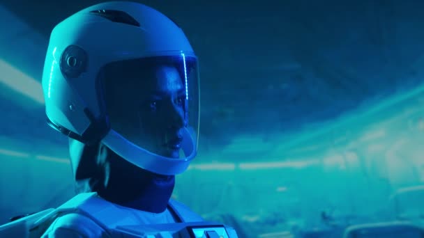 一位穿着宇航服的女宇航员登上了空间站 一位年轻的女宇航员驾驶着一艘宇宙飞船 银河旅行和科学的概念 — 图库视频影像