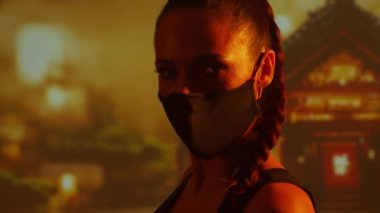 Maskeli ve katanalı genç ve güzel bir ninja kız. Geleneksel bir Japon tapınağının arka planındaki samuray kadın..