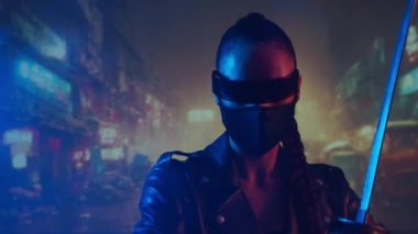 Maskeli ve katanalı siber-punk ninja kız. Asya şehrinin arka planında güzel bir kadın samuray..