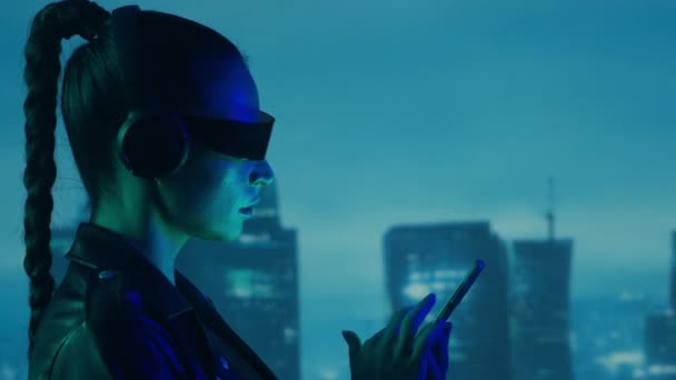 Porträtt Cyberpunk Flicka Med Smartphone Ett Glas Och Hörlurar Vacker — Stockvideo