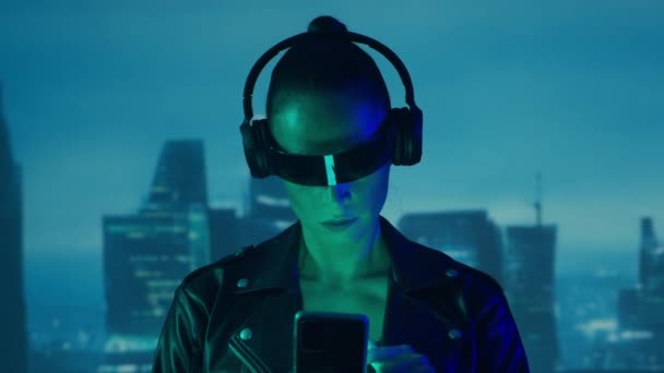 Portret Cyberpunkowej Dziewczyny Smartfonem Okularach Słuchawkach Piękna Młoda Kobieta Tle — Wideo stockowe