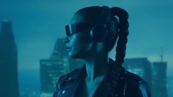 Retrato Chica Cyberpunk Gafas Auriculares Hermosa Joven Fondo Rascacielos Ciudad — Vídeos de Stock