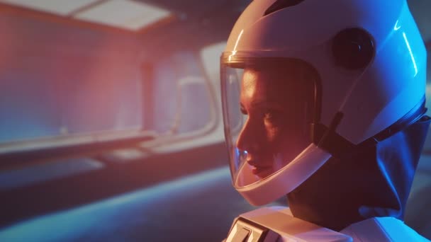 Uma Astronauta Com Fato Espacial Bordo Estação Orbital Uma Jovem — Vídeo de Stock