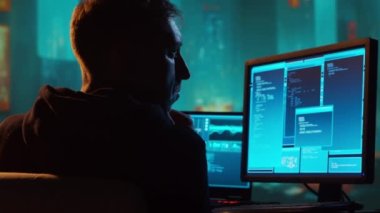 Kapüşonlu Bilgisayar Korsanı. Karanlık Surat. Hacker saldırısı, Virüs bulaşmış yazılım, Dark Web ve Siber Güvenlik kavramı.