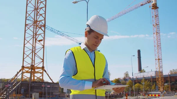 Professionelle Bauarbeiter Stehen Vor Der Baustelle Polier Mit Stahlhelm Und — Stockfoto