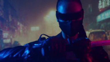 Maskeli ve katanalı siber-punk ninja kız. Asya şehrinin arka planında güzel bir kadın samuray..