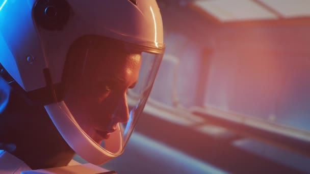 Uma Astronauta Com Fato Espacial Bordo Estação Orbital Uma Jovem — Vídeo de Stock