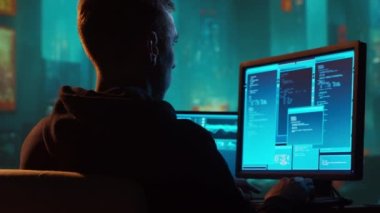 Kapüşonlu Bilgisayar Korsanı. Karanlık Surat. Hacker saldırısı, Virüs bulaşmış yazılım, Dark Web ve Siber Güvenlik kavramı.