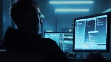 Kapüşonlu Bilgisayar Korsanı. Karanlık Surat. Hacker saldırısı, Virüs bulaşmış yazılım, Dark Web ve Siber Güvenlik kavramı.