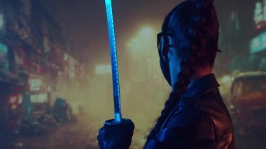 Maskeli ve katanalı siber-punk ninja kız. Asya şehrinin arka planında güzel bir kadın samuray..