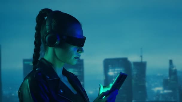Retrato Menina Cyberpunk Com Smartphone Óculos Fones Ouvido Mulher Bonita — Vídeo de Stock
