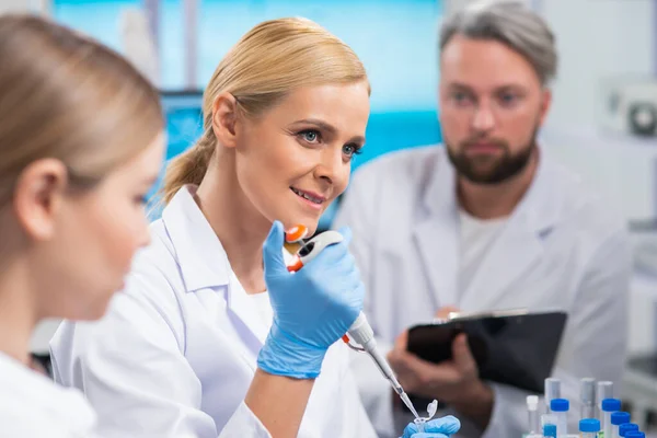 Team Scienziati Professionisti Sta Lavorando Vaccino Moderno Laboratorio Ricerca Scientifica — Foto Stock