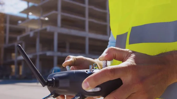 Drone Operator Met Afstandsbediening Professionele Bouwer Helm Vest Voor Bouwplaats — Stockfoto