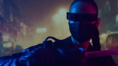 Maskeli ve katanalı siber-punk ninja kız. Asya şehrinin arka planında güzel bir kadın samuray..