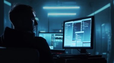 Kapüşonlu Bilgisayar Korsanı. Karanlık Surat. Hacker saldırısı, Virüs bulaşmış yazılım, Dark Web ve Siber Güvenlik kavramı.
