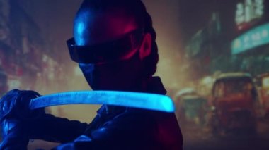 Maskeli ve katanalı siber-punk ninja kız. Asya şehrinin arka planında güzel bir kadın samuray..
