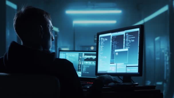 Computer Hacker Con Capucha Cara Oscura Oscurecida Concepto Ataque Hacker — Vídeo de stock