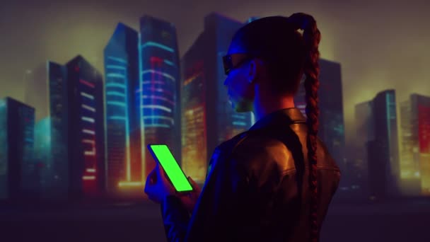 Porträtt Cyberpunk Flicka Med Smartphone Vacker Ung Kvinna Bakgrunden Staden — Stockvideo