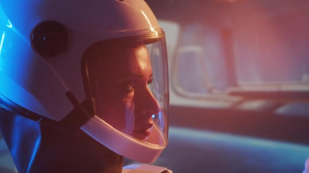 Kobieta Astronautka Skafandrze Pokładzie Stacji Orbitalnej Młoda Kosmonautka Pilotuje Statek — Wideo stockowe