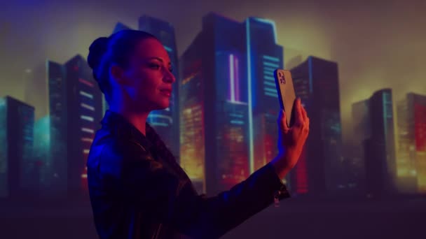 Portrait Cyberpunk Girl Smartphone Beautiful Young Woman Background City Scyscrapers — Stock Video