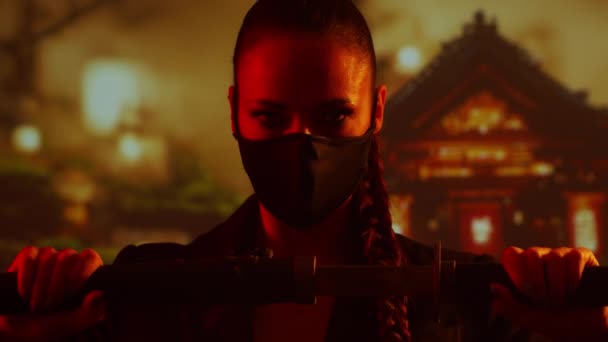 年轻而美丽的忍者女孩 戴着面具 头戴头巾 日本传统庙宇背景下的武士妇女 — 图库视频影像