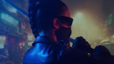 Maskeli ve katanalı siber-punk ninja kız. Asya şehrinin arka planında güzel bir kadın samuray..