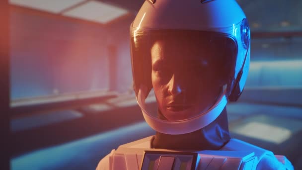 軌道上の宇宙服の女性宇宙飛行士 若い女性宇宙飛行士が宇宙船を操縦する 銀河旅行と科学の概念 — ストック動画