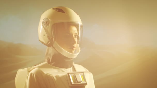 Een Vrouwelijke Astronaut Een Ruimtepak Verkent Een Andere Planeet Jonge — Stockvideo