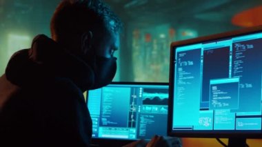Kapüşonlu Bilgisayar Korsanı. Karanlık Surat. Hacker saldırısı, Virüs bulaşmış yazılım, Dark Web ve Siber Güvenlik kavramı.