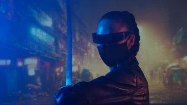 Maskeli ve katanalı siber-punk ninja kız. Şehir merkezindeki Asya şehrinin arka planında güzel bir kadın samuray..