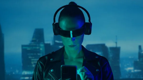 Portré Cyberpunk Lányról Okostelefonnal Szemüvegben Fejhallgatóval Gyönyörű Fiatal Városi Felhőkarcolók — Stock Fotó