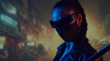 Maskeli ve katanalı siber-punk ninja kız. Şehir merkezindeki Asya şehrinin arka planında güzel bir kadın samuray..