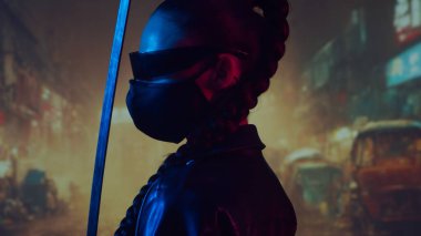 Maskeli ve katanalı siber-punk ninja kız. Şehir merkezindeki Asya şehrinin arka planında güzel bir kadın samuray..