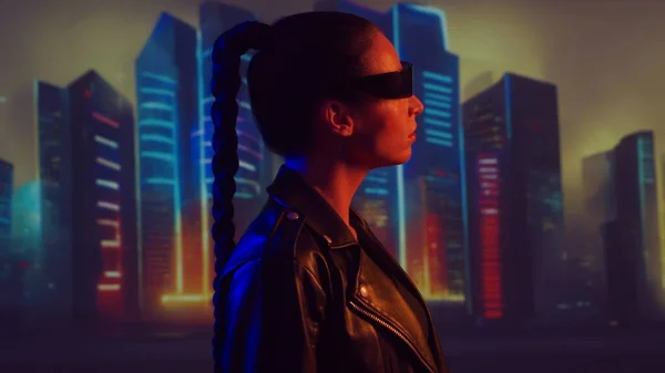 Retrato Chica Cyberpunk Hermosa Joven Fondo Rascacielos Ciudad Concepto Futurista — Foto de Stock