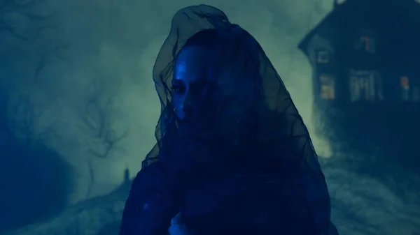 美丽的女巫使巫术笼罩在烟雾弥漫的背景中 山上可怕的房子 万圣节图像概念 — 图库照片