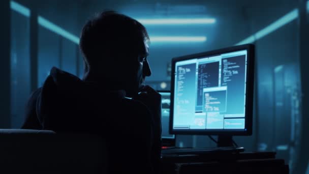 パーカーのコンピュータハッカー 暗い顔をしている ハッカー攻撃 ウイルス感染ソフトウェア ダークウェブ サイバーセキュリティの概念 — ストック動画