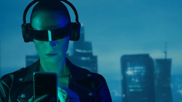 Retrato Chica Cyberpunk Con Smartphone Gafas Auriculares Hermosa Joven Fondo —  Fotos de Stock
