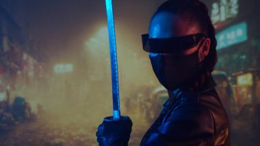 Maskeli ve katanalı siber-punk ninja kız. Şehir merkezindeki Asya şehrinin arka planında güzel bir kadın samuray..