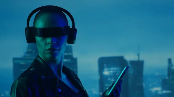 Porträt Eines Cyberpunk Mädchens Mit Smartphone Brille Und Kopfhörer Schöne — Stockfoto