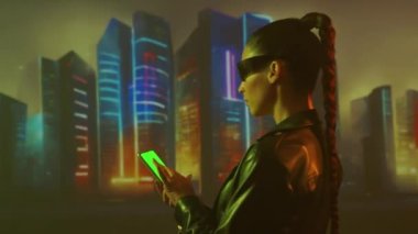Akıllı telefonlu siber punk kız portresi. Şehir tırpanlarının arka planında güzel bir genç kadın. Gelecekçi kavram.
