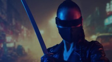 Maskeli ve katanalı siber-punk ninja kız. Asya şehrinin arka planında güzel bir kadın samuray..