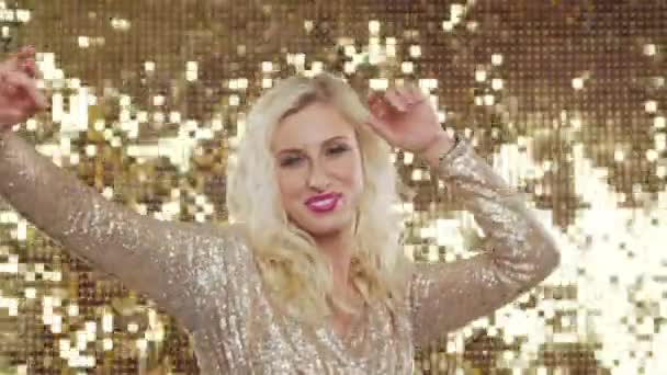 Das Junge Schöne Glückliche Mädchen Mit Blonden Haaren Einem Funkelnden — Stockvideo
