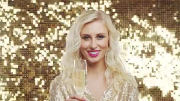 Młoda Piękna Szczęśliwa Dziewczyna Blond Włosami Musującej Sukience Tańczy Złotym — Wideo stockowe